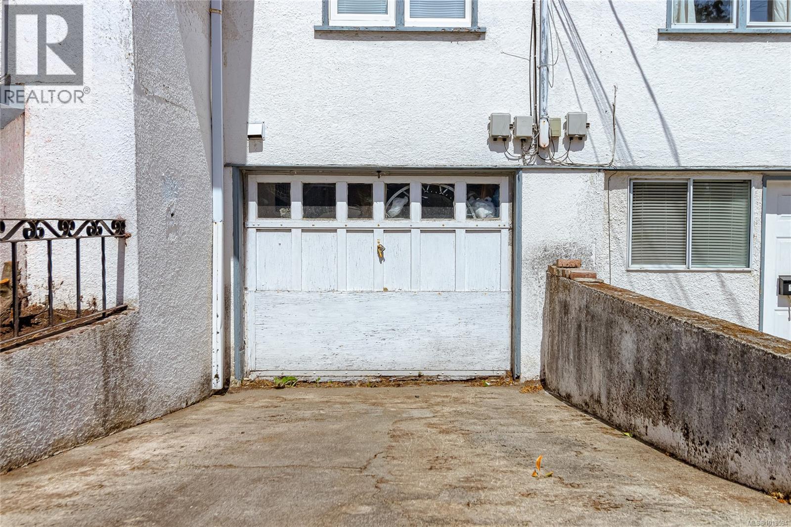 1060+1062 QUEENS AVE - 9