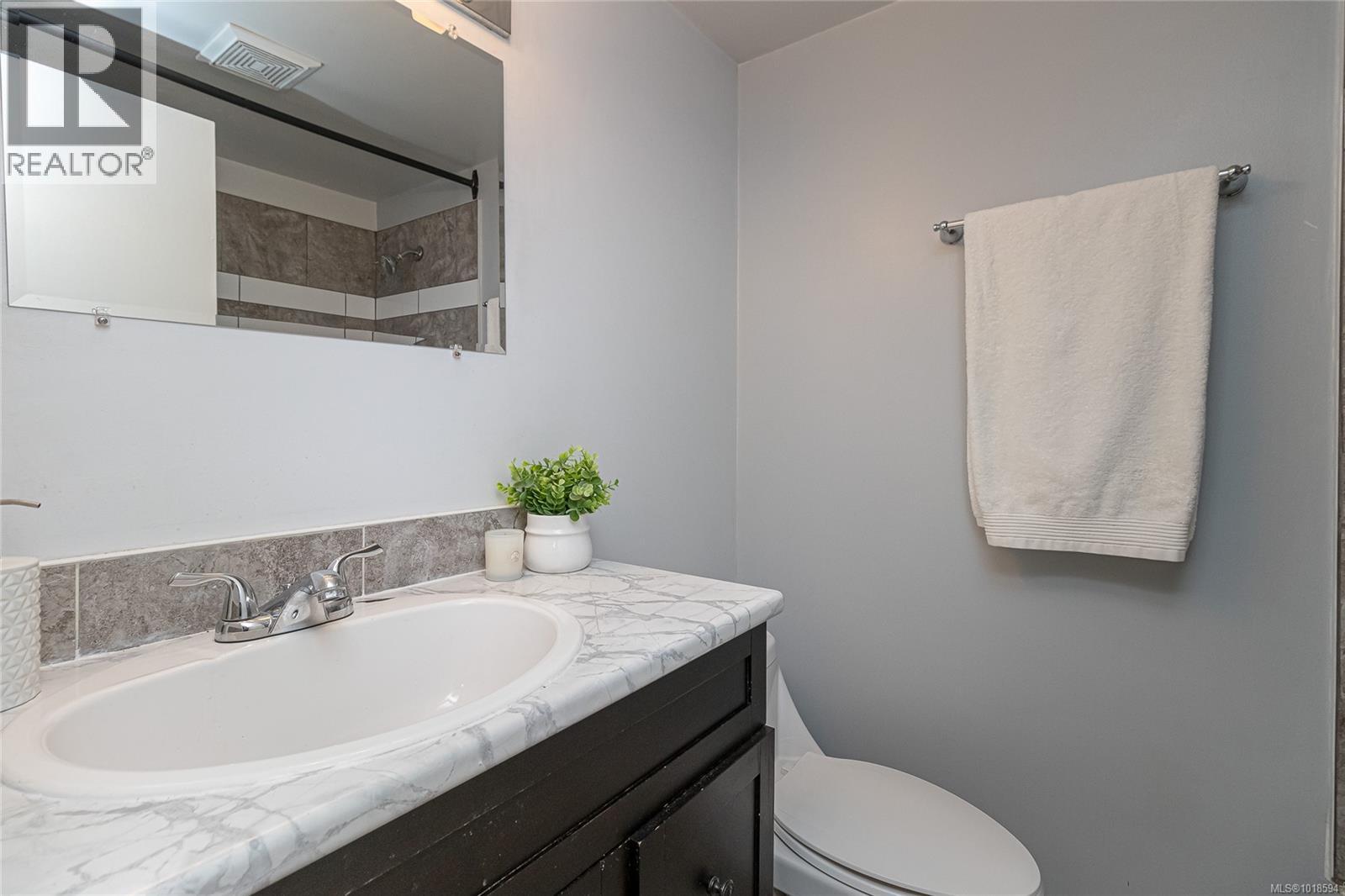 1060+1062 QUEENS AVE - 29