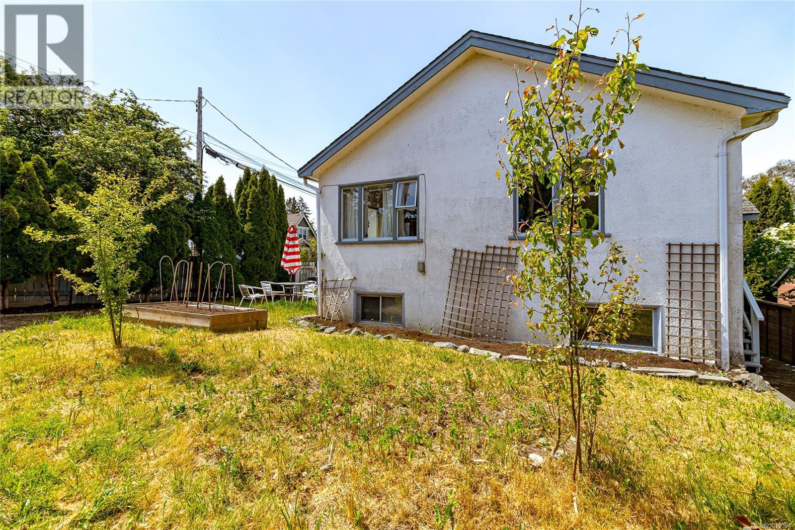 1060+1062 QUEENS AVE - 33