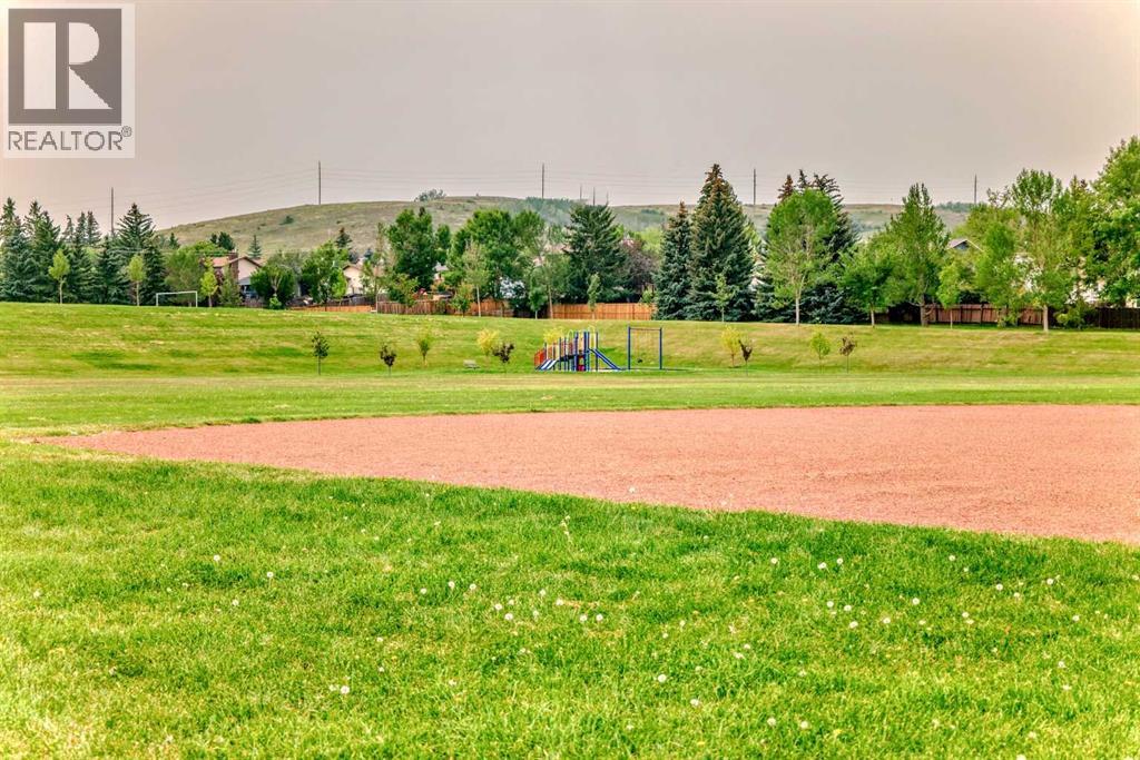 Single Family House Bi-level for Sale in  Berwick Drive NW Beddington Heights Calgary 