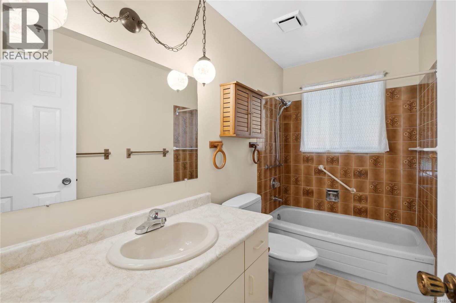 496 Crescent Rd W, Qualicum Beach