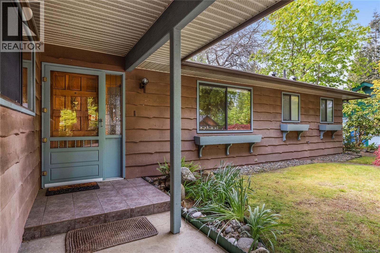 496 Crescent Rd W, Qualicum Beach