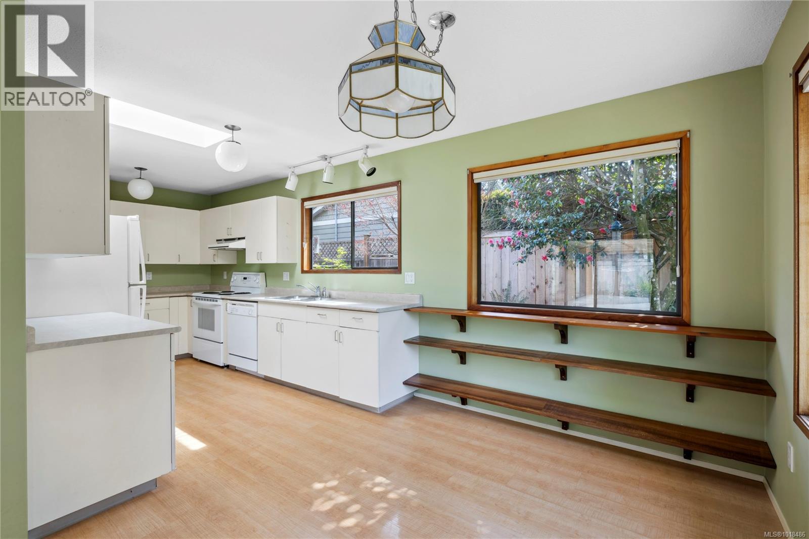 496 Crescent Rd W, Qualicum Beach