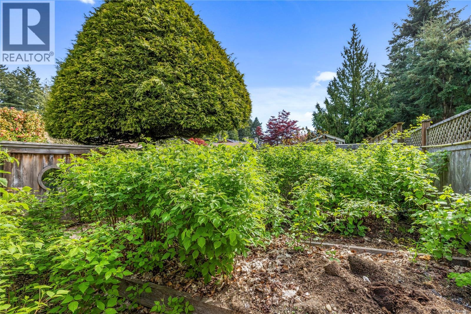 496 Crescent Rd W, Qualicum Beach