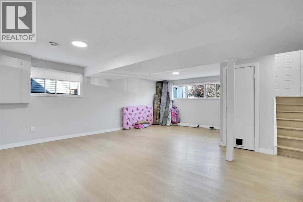 Single Family House Bi-level for Sale in  Ventura Road NE Vista Heights Calgary 