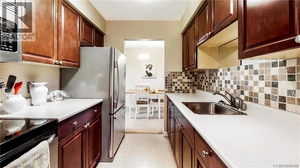 303 1597 Midgard Avenue, Saanich