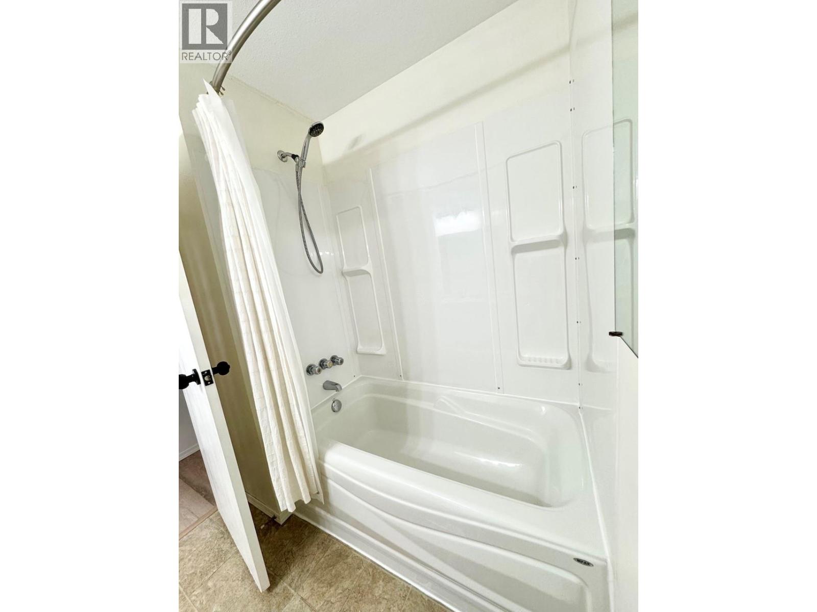 9 5877 MAIN Street, Oliver