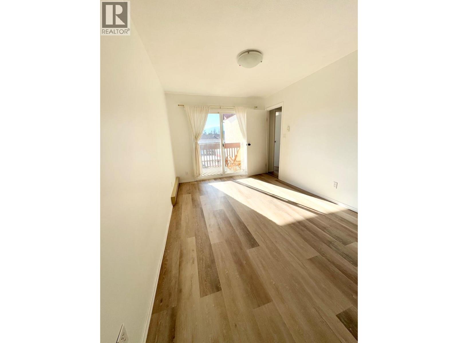 9 5877 MAIN Street, Oliver