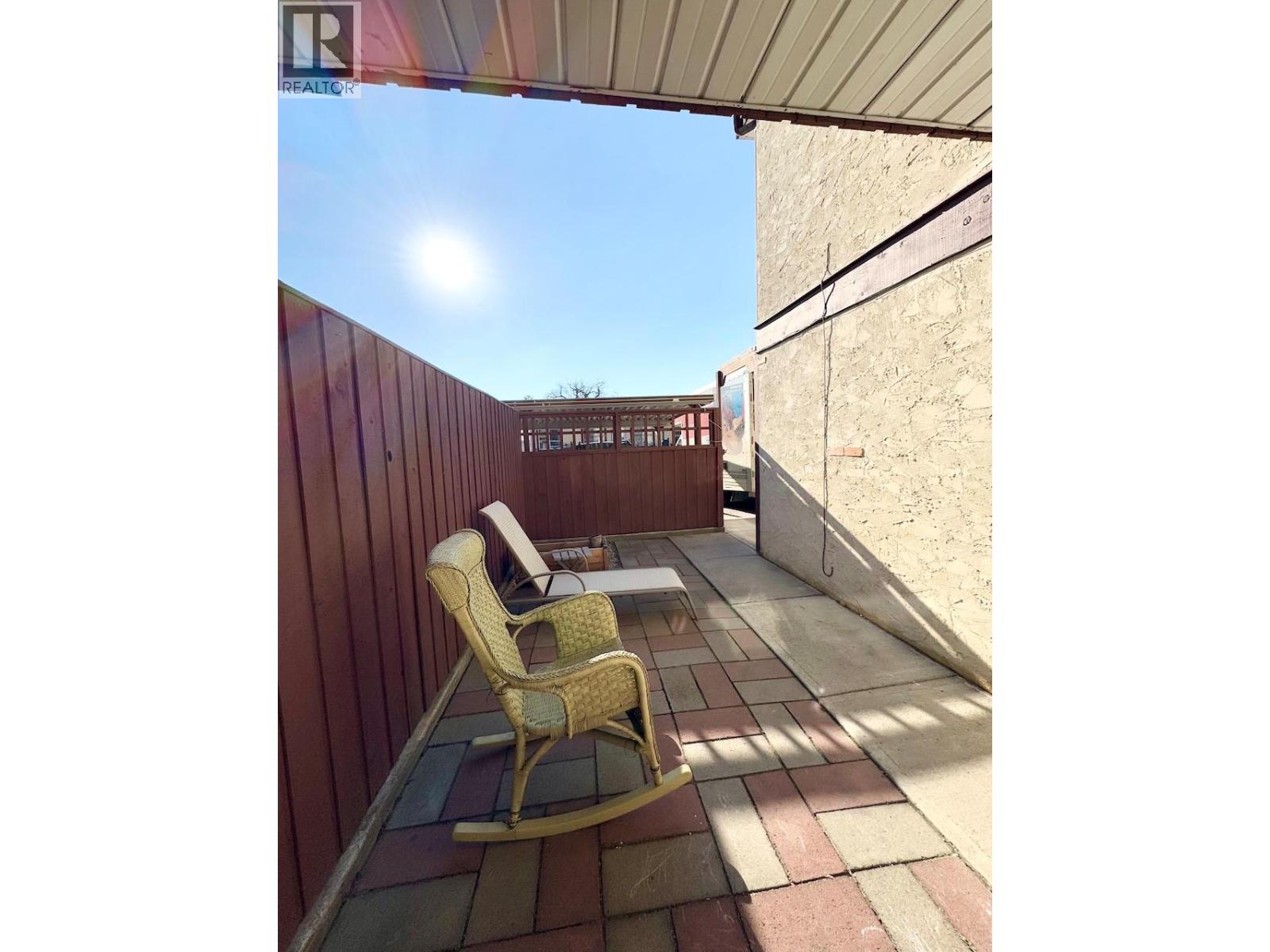 9 5877 MAIN Street, Oliver