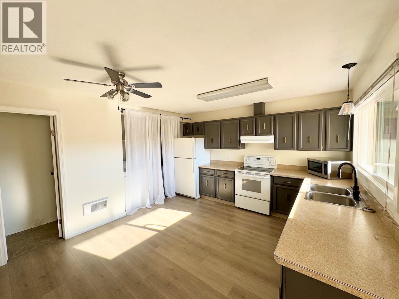 9 5877 MAIN Street, Oliver