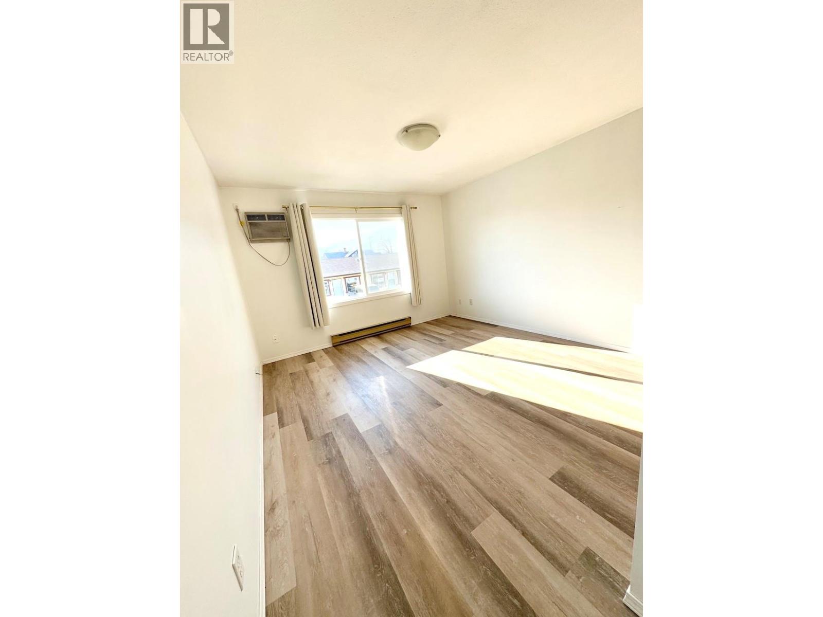 9 5877 MAIN Street, Oliver