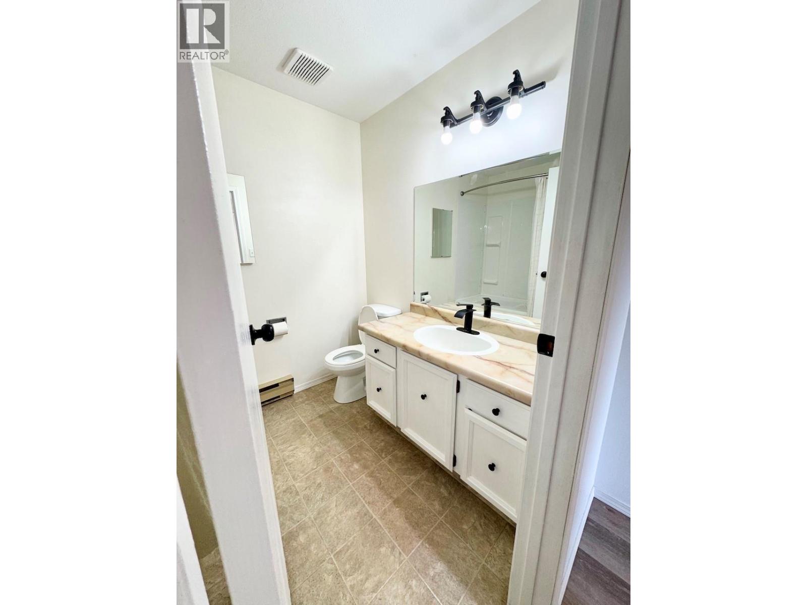 9 5877 MAIN Street, Oliver