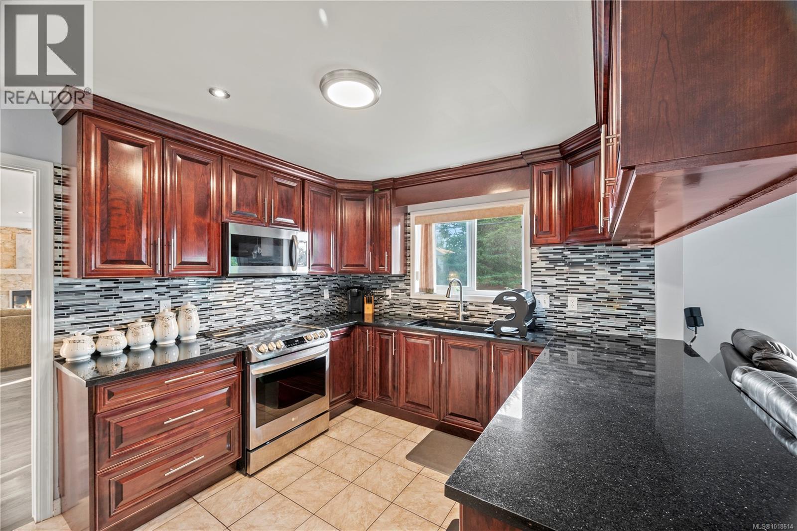 Single Family House Westcoast for Sale in  Viewmont Ave Saanich 