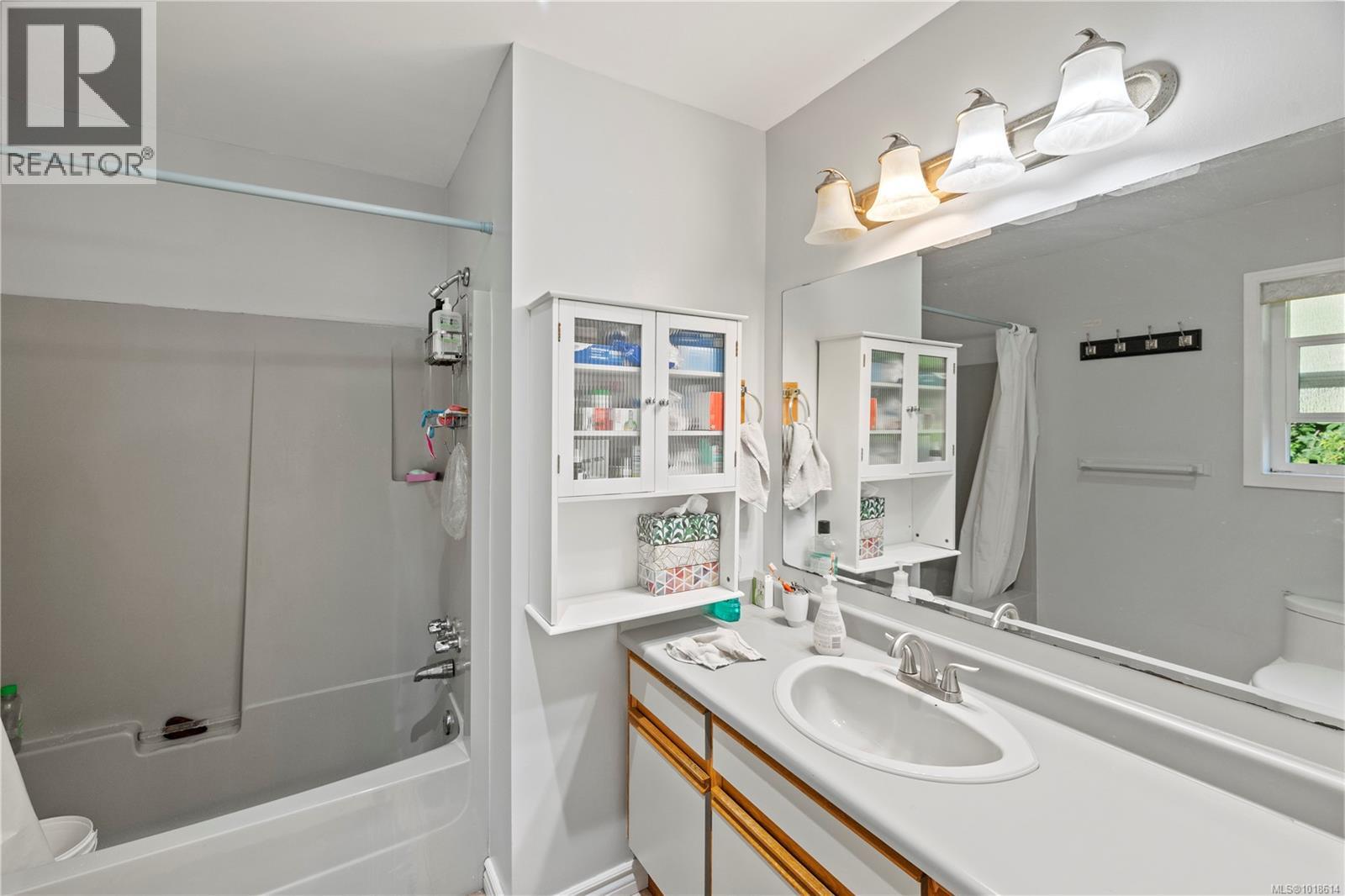 Single Family House Westcoast for Sale in  Viewmont Ave Saanich 