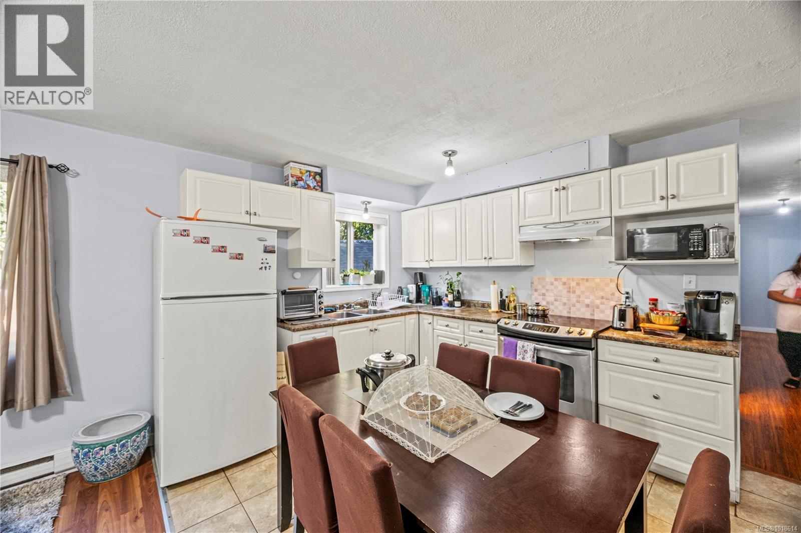 Single Family House Westcoast for Sale in  Viewmont Ave Saanich 