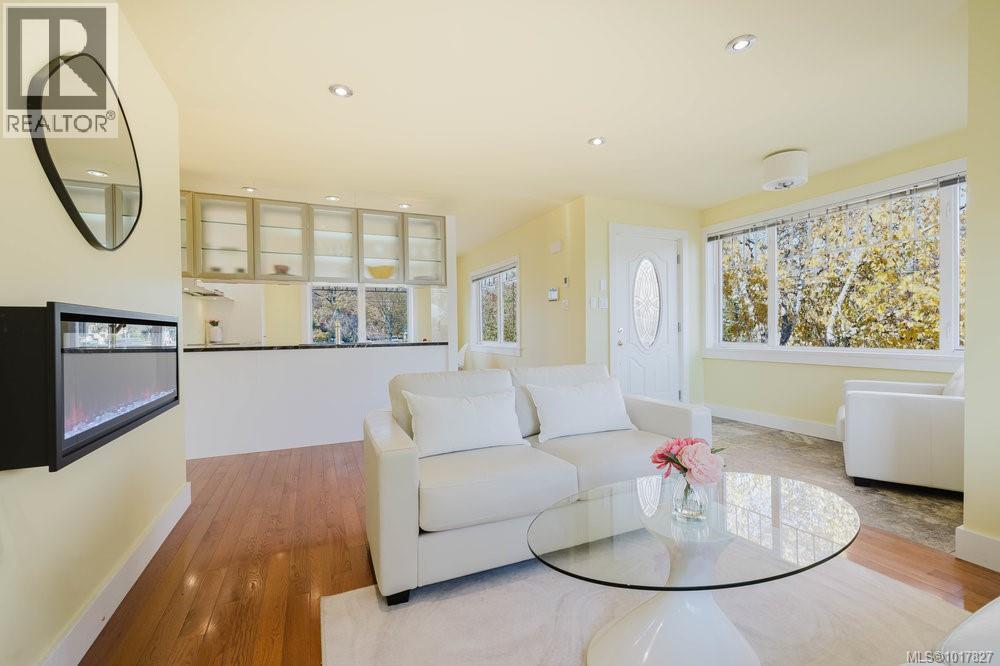 1865 QUAMICHAN ST - 5