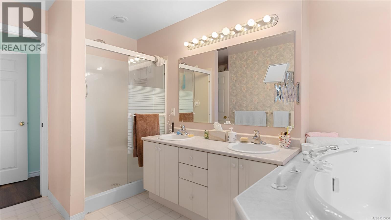  2059 Saltair Place, Saanich