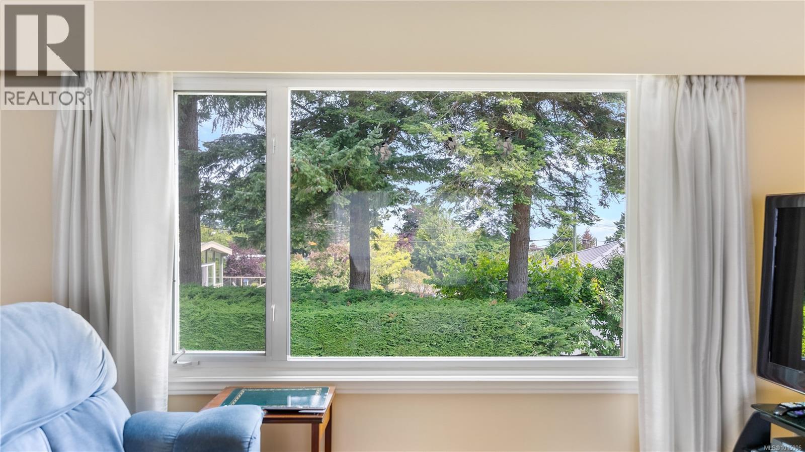  2059 Saltair Place, Saanich