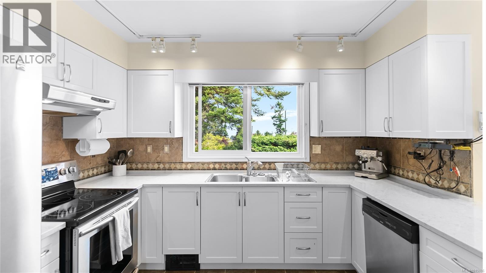  2059 Saltair Place, Saanich