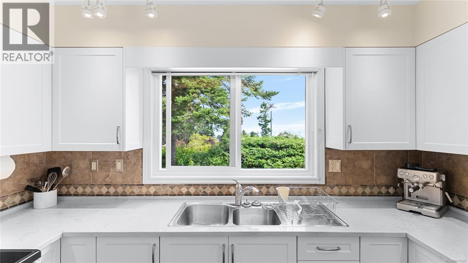  2059 Saltair Place, Saanich