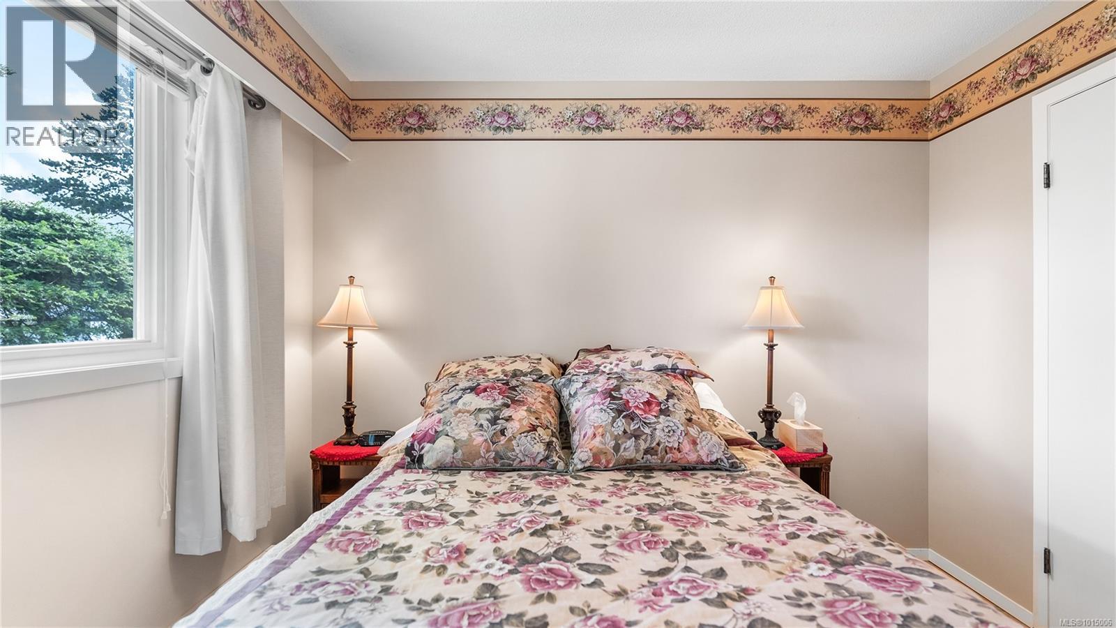  2059 Saltair Place, Saanich