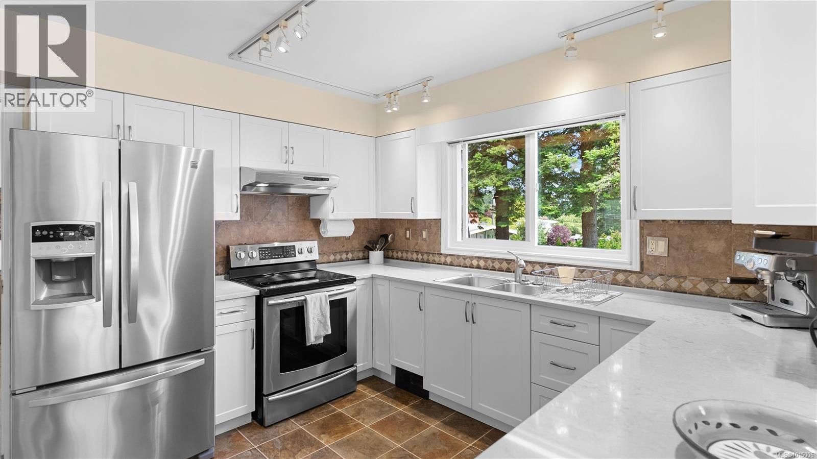  2059 Saltair Place, Saanich