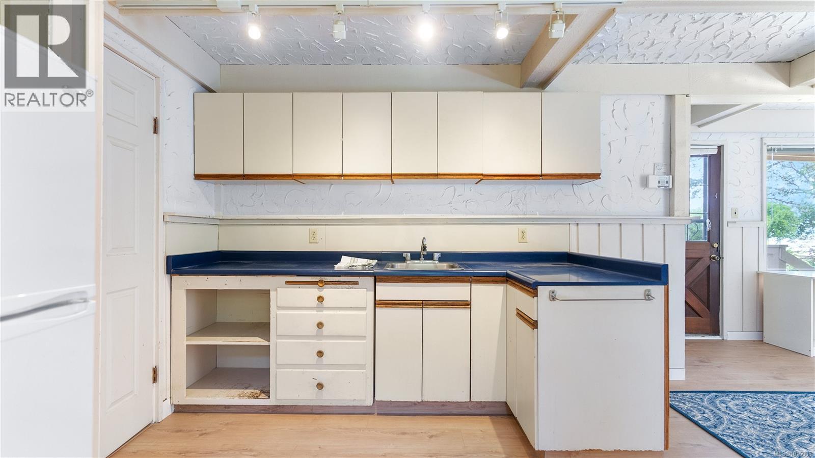  2059 Saltair Place, Saanich