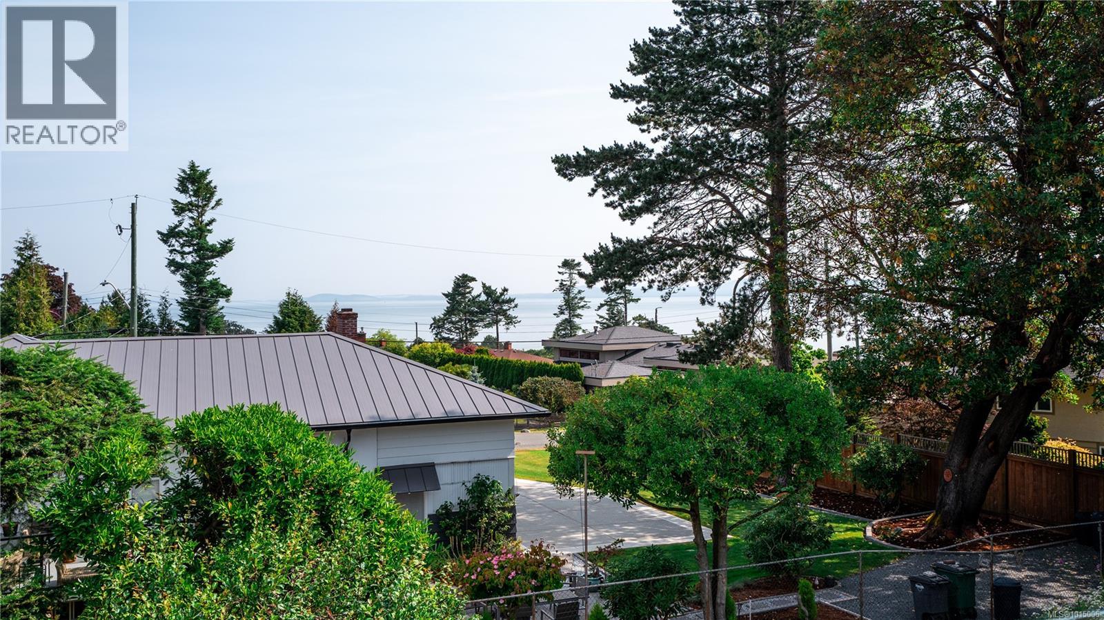  2059 Saltair Place, Saanich