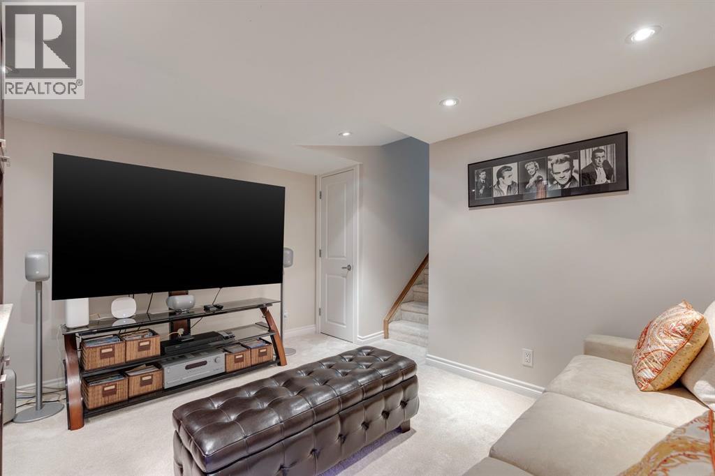 Single Family House 4 Level for Sale in  Point Mckay Road NW Point McKay Calgary 