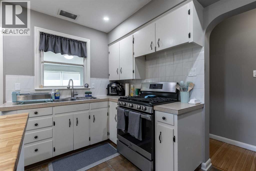 Single Family House Bungalow for Sale in   Avenue S Glendale Lethbridge 