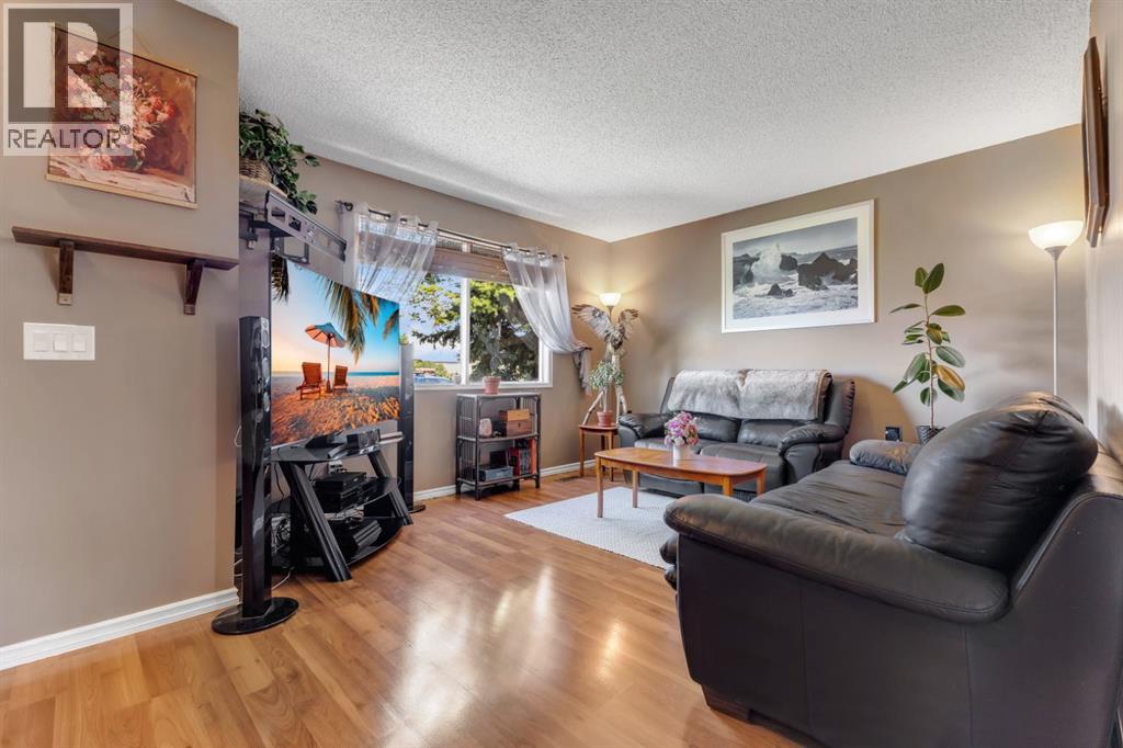 Single Family House for Sale in  Pennsburg Way SE Penbrooke Meadows Calgary 