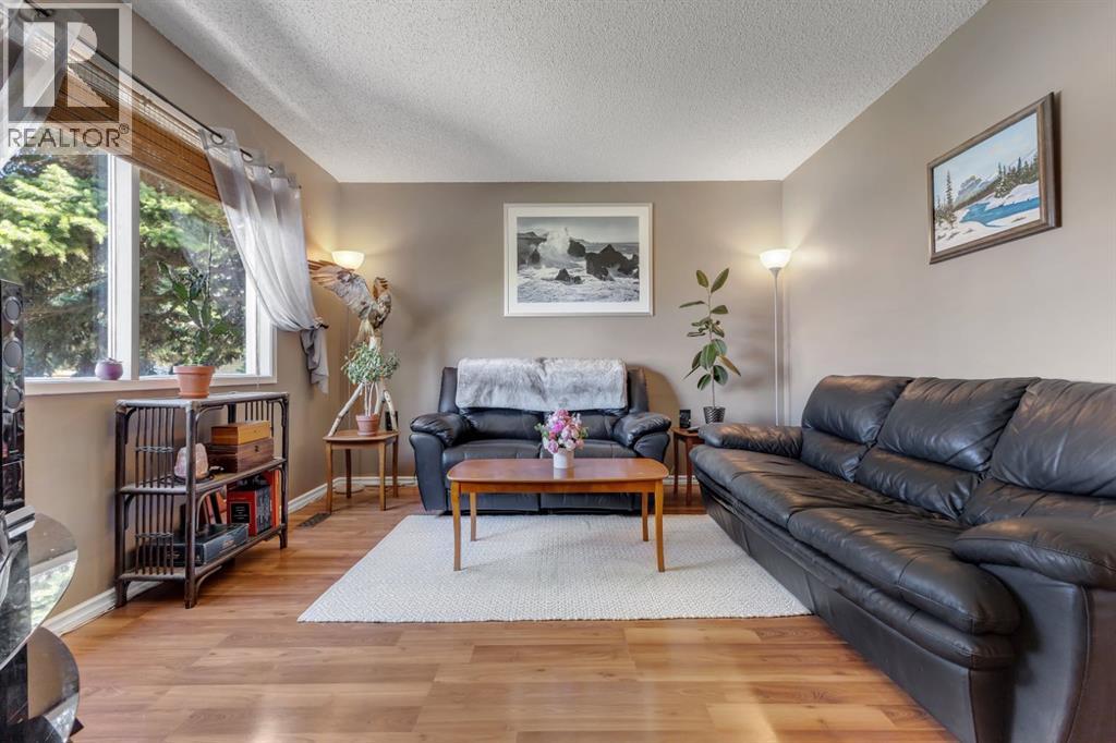 Single Family House for Sale in  Pennsburg Way SE Penbrooke Meadows Calgary 