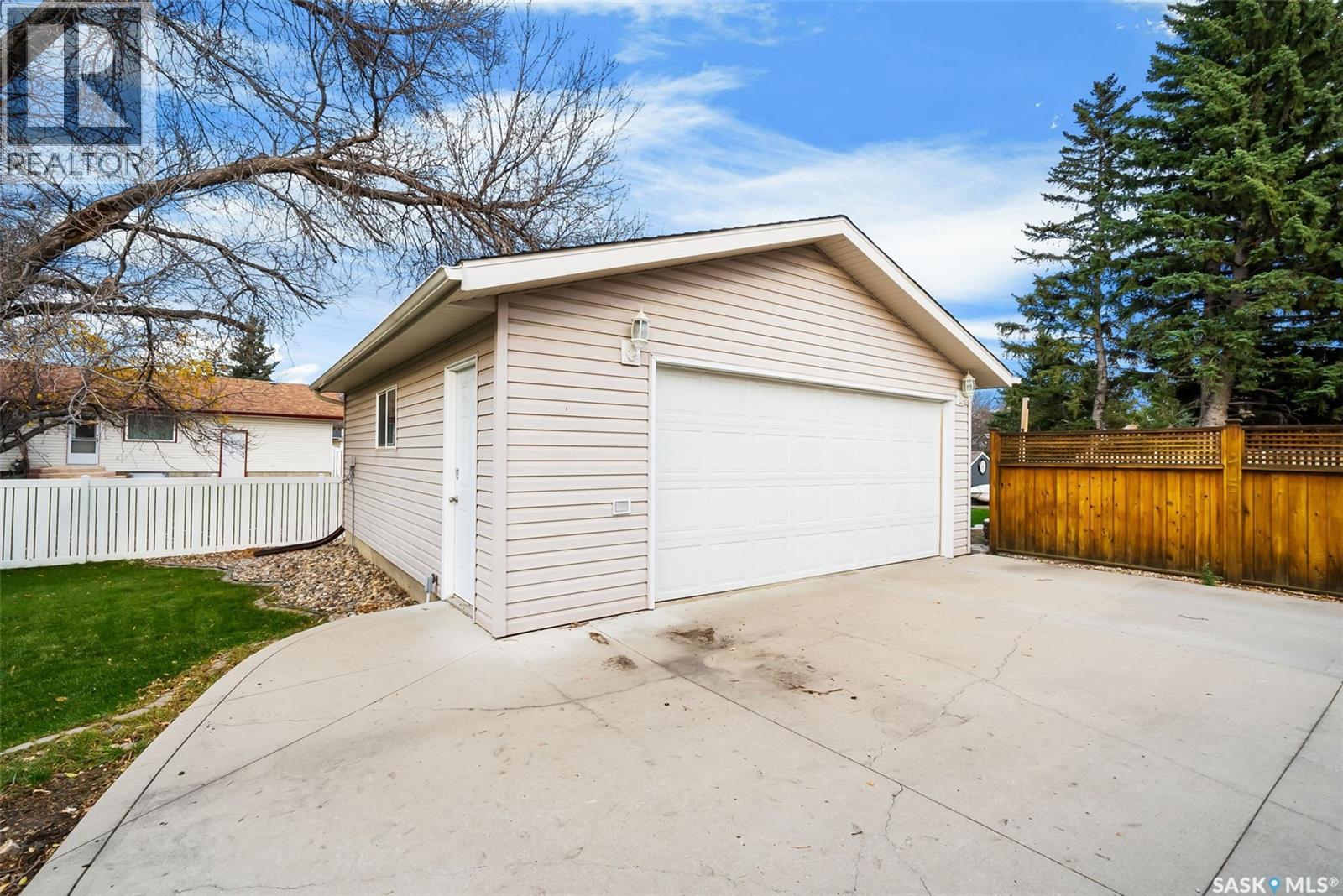 Single Family House for Sale in  Pearson PLACE Regina 