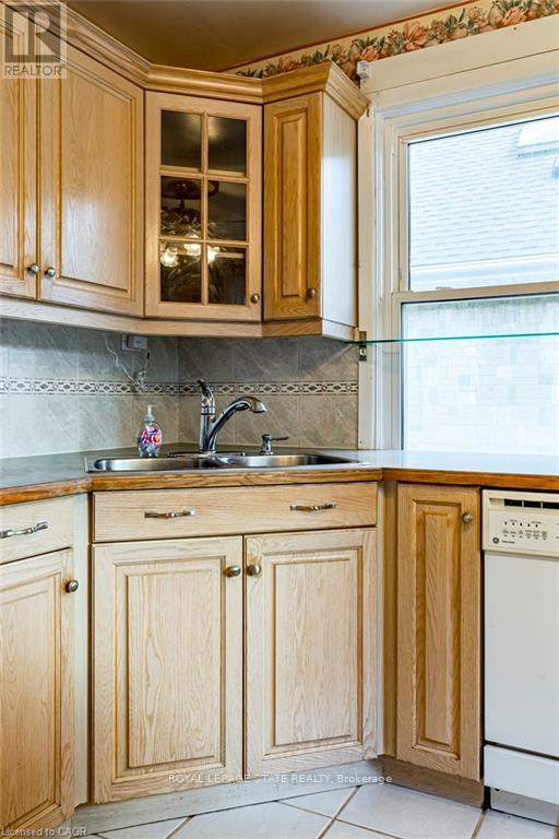 Single Family House for Sale in  SYLVIA CRESCENT Hamilton (Rosedale) 