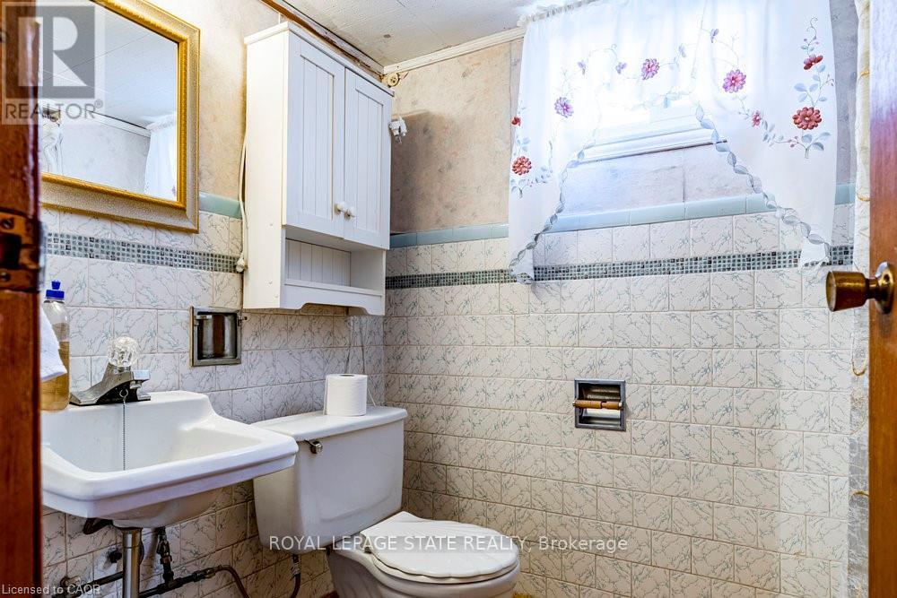 Single Family House for Sale in  SYLVIA CRESCENT Hamilton (Rosedale) 