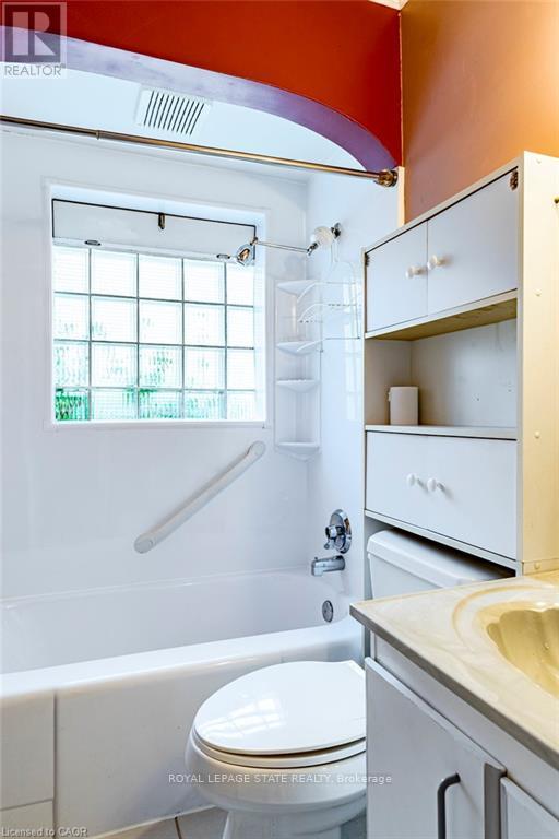 Single Family House for Sale in  SYLVIA CRESCENT Hamilton (Rosedale) 