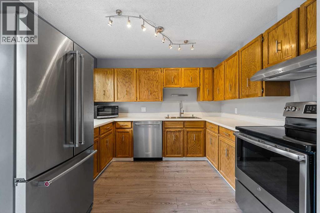 Single Family House 4 Level for Sale in   Glamis Drive SW Glamorgan Calgary 