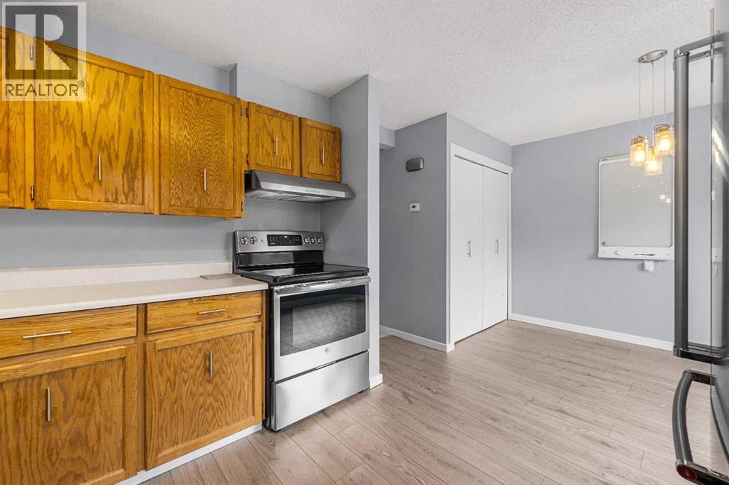 Single Family House 4 Level for Sale in   Glamis Drive SW Glamorgan Calgary 