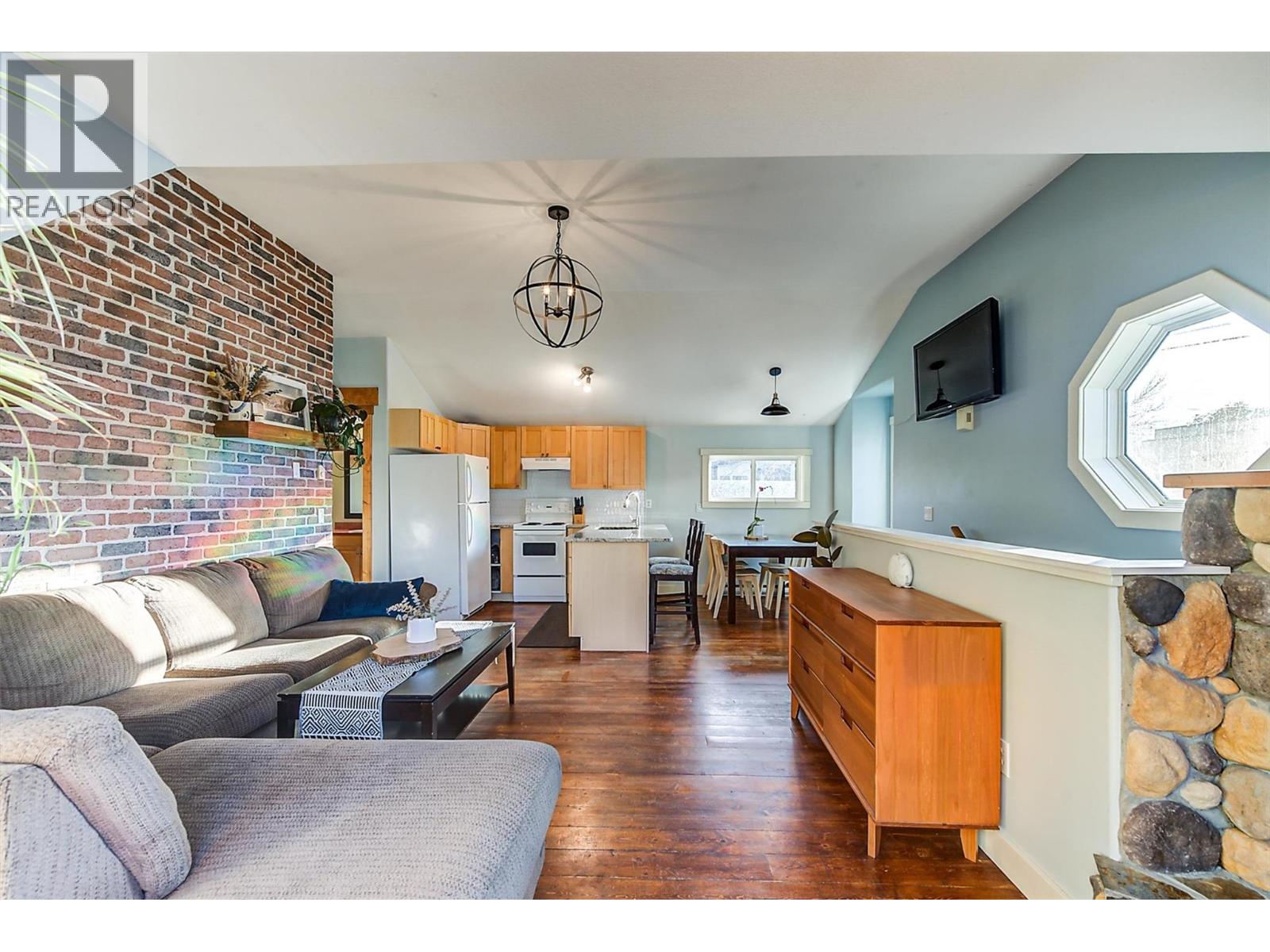  558-560 Cambridge Avenue, Kelowna