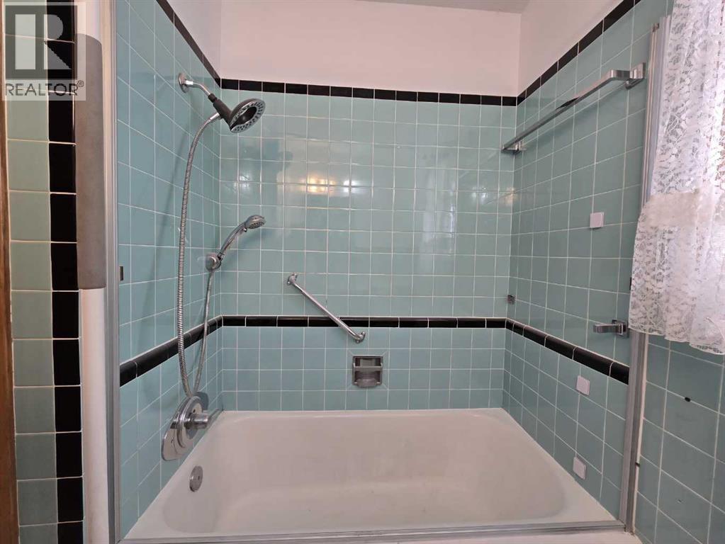 Single Family House Bungalow for Sale in  Holly Street NW Highwood Calgary 