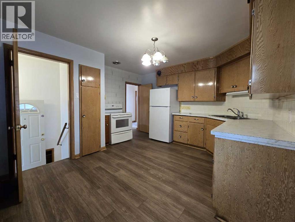 Single Family House Bungalow for Sale in  Holly Street NW Highwood Calgary 