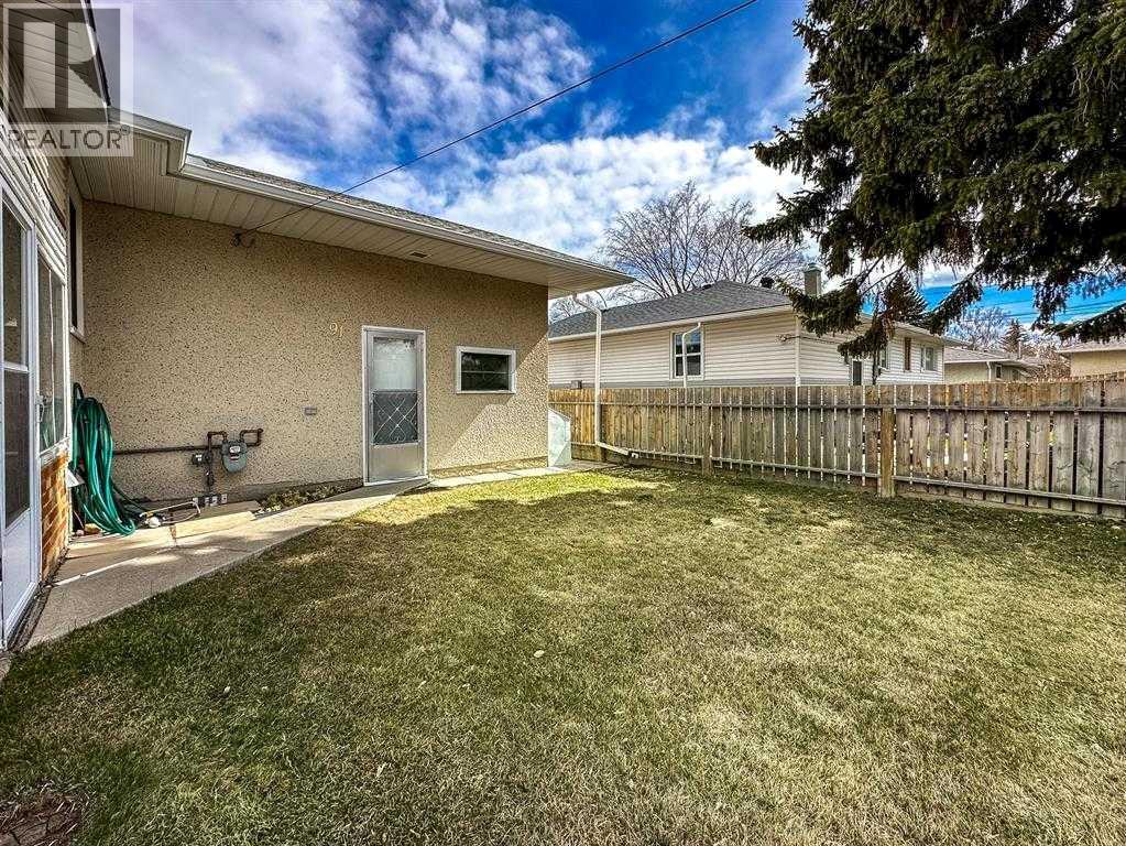Single Family House Bungalow for Sale in  Holly Street NW Highwood Calgary 