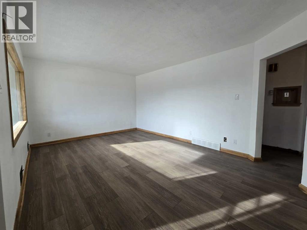 Single Family House Bungalow for Sale in  Holly Street NW Highwood Calgary 