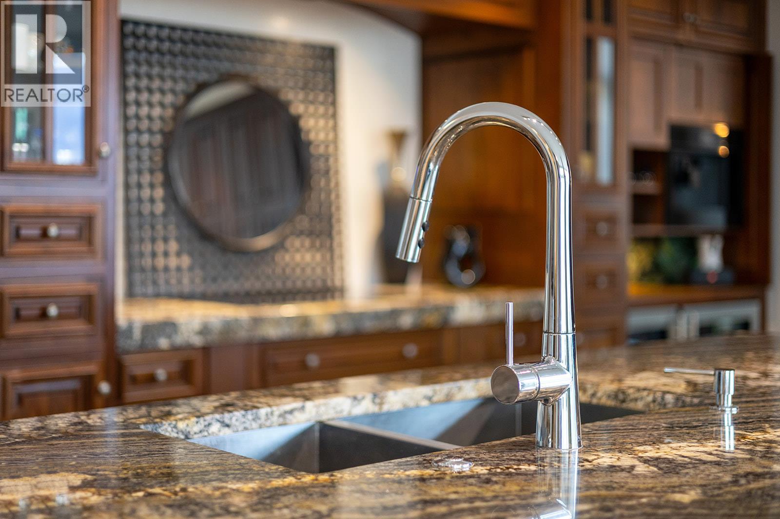 1702 1152 Sunset Drive, Kelowna