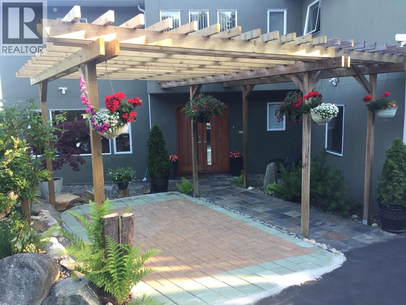 4582 WOODGREEN COURT, West Vancouver