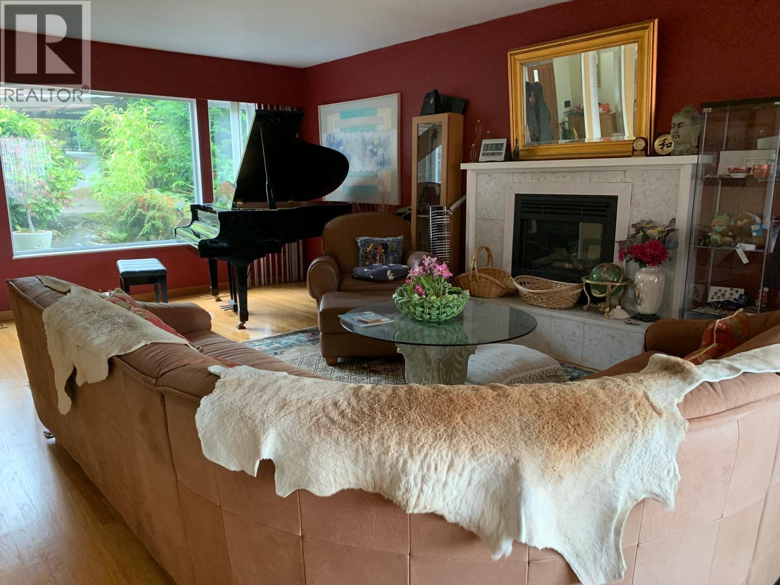 4582 WOODGREEN COURT, West Vancouver