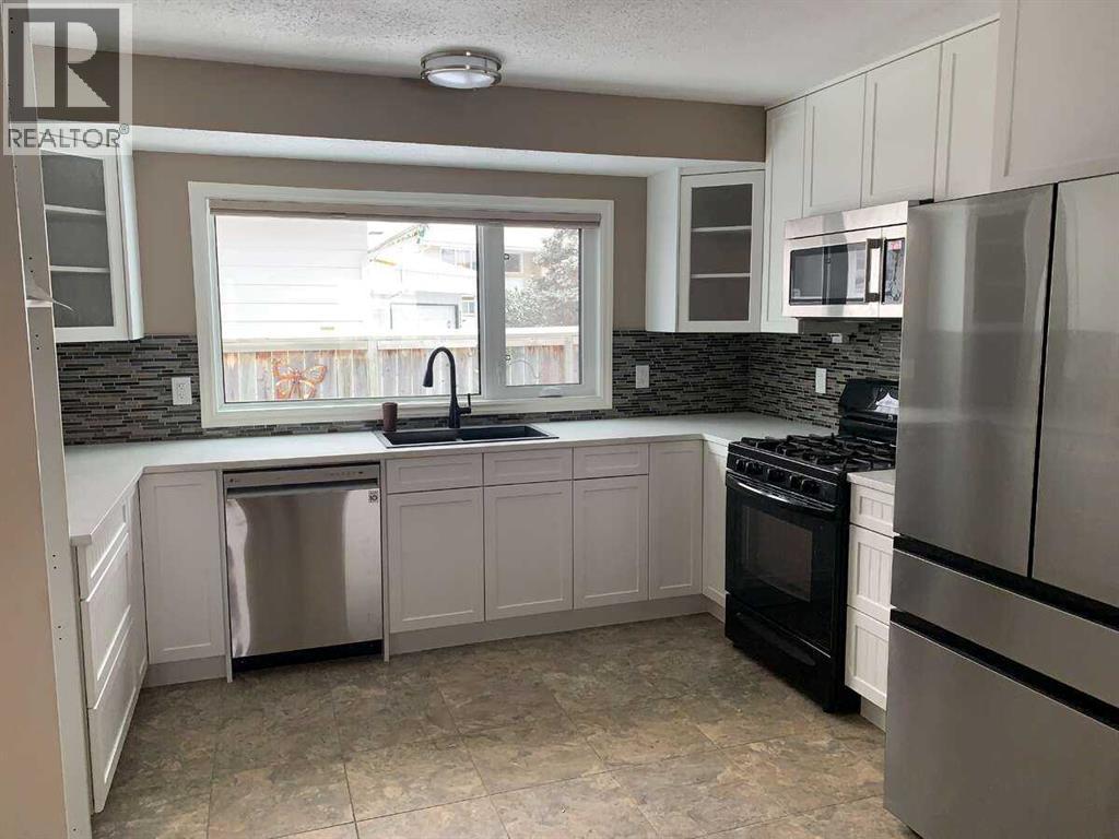 Single Family House 4 Level for Sale in  Dalmeny Hill NW Dalhousie Calgary 