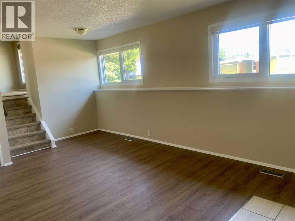 Single Family House 4 Level for Sale in  Dalmeny Hill NW Dalhousie Calgary 