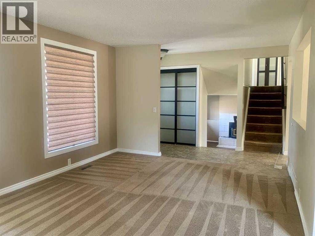 Single Family House 4 Level for Sale in  Dalmeny Hill NW Dalhousie Calgary 