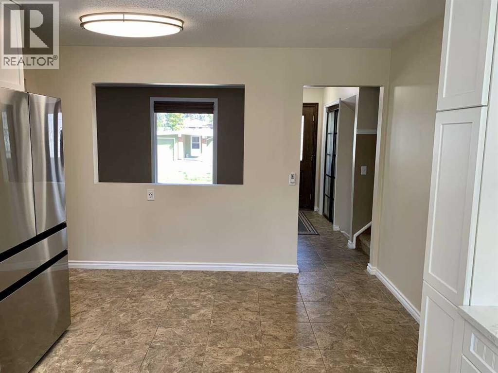 Single Family House 4 Level for Sale in  Dalmeny Hill NW Dalhousie Calgary 